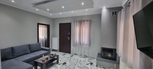 哈尔基斯Mimarxos Luxury Apartments的带沙发和电视的客厅