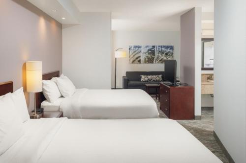 诺克斯维尔土耳其溪诺克斯维尔春丘套房酒店的酒店客房设有两张床和电视。