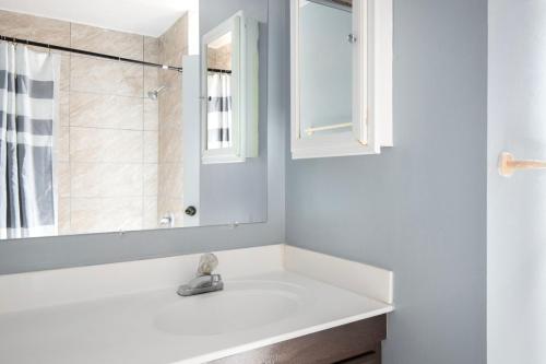 华盛顿Georgetown 2br w wd nr Embassy Row nightlife WDC-705的白色的浴室设有水槽和镜子