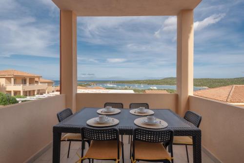 马里内拉ISA-Residence in Marinella at only 450 m from the beach, apartments with air conditioning的海景阳台上的桌椅