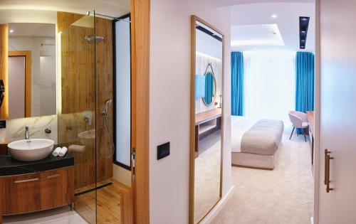 兹拉蒂博尔Hotel Zlatibor的一间带水槽、淋浴和卫生间的浴室