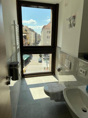 纽伦堡NB Apartments的一间带大窗户和水槽的浴室