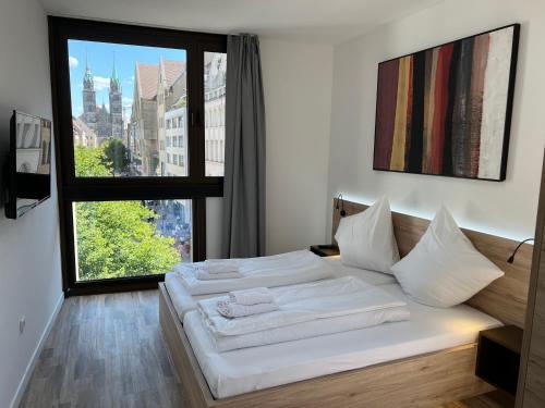 纽伦堡NB Apartments的一间卧室设有两张床和大窗户