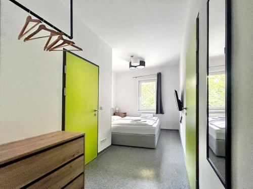 维也纳Hotel Astral Vienna的一间带绿门的浴室和一间卧室