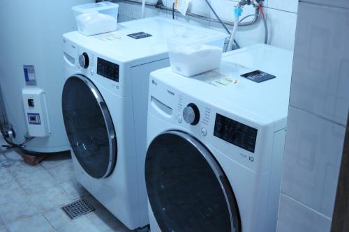 釜山Anire的洗衣房内配有两台洗衣机