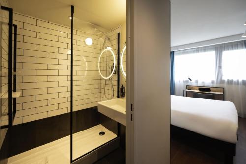 巴黎巴黎里昂火车站宜必思狄德罗酒店的一间带水槽和淋浴的浴室