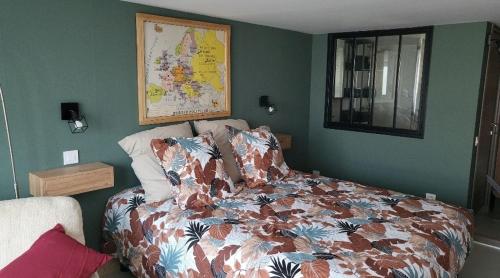 旺德夫尔莱南锡Le Tourtel的卧室配有一张床,墙上有地图
