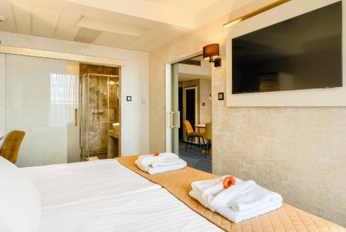 弗罗茨瓦夫弗罗茨瓦夫钻石百乐酒店的酒店客房的床上配有2条毛巾