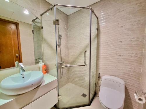 胡志明市Happy Homes - Vinhomes Central Park的带淋浴、盥洗盆和卫生间的浴室