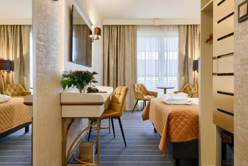 弗罗茨瓦夫弗罗茨瓦夫钻石百乐酒店的酒店客房设有两张床和一张桌子。