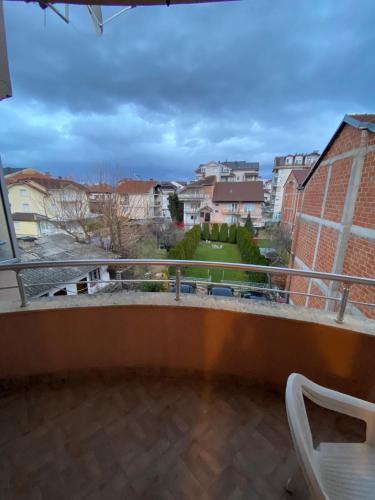 斯特鲁加Zekir - Zimmer - Rooms - Struga - Boulevard的享有庭院景致的阳台