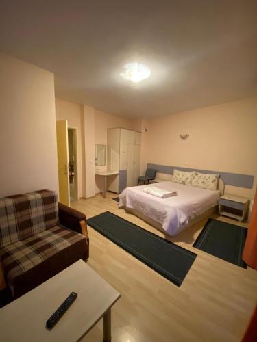 斯特鲁加Zekir - Zimmer - Rooms - Struga - Boulevard的客厅配有床和沙发