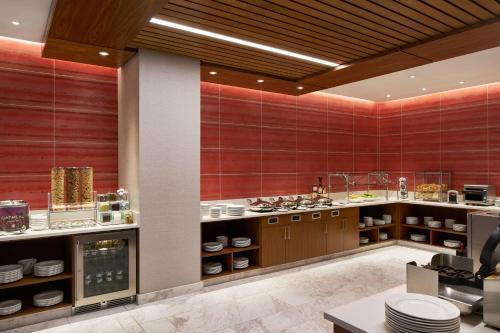华盛顿华盛顿市中心/会议中心万豪原住客栈的一间设有红色墙壁和木制橱柜的大厨房