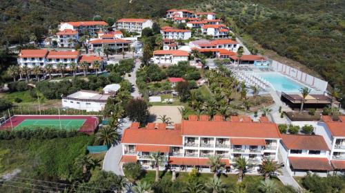 欧拉努波利斯Aristoteles Holiday Hotel And Spa的度假村的空中景致