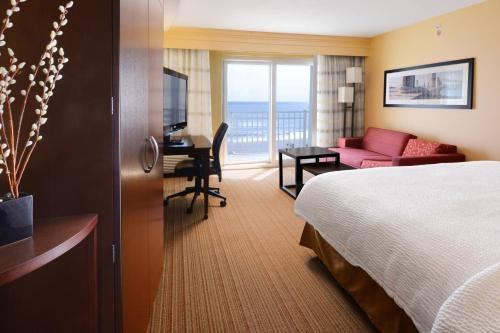 加尔维斯敦加尔维斯顿岛万怡酒店的酒店客房设有床和客厅。