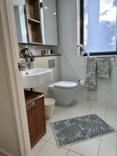 悉尼Private ensuite room in a beautiful nature area的白色的浴室设有水槽和卫生间。