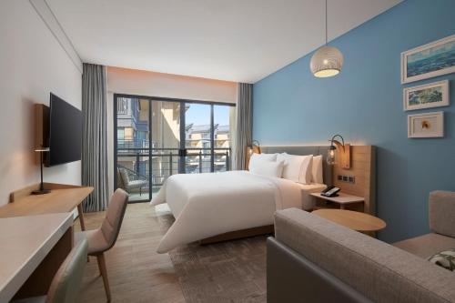 厦门厦门同安源宿酒店的酒店客房设有一张大床和一张沙发。