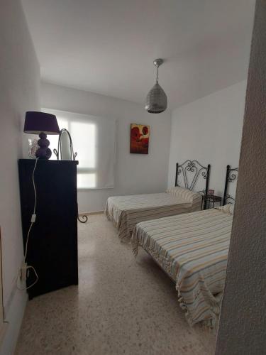 普拉多德尔雷El Mirador的一间卧室配有两张床和一盏灯。