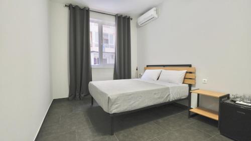 托雷维耶哈Hostal Lavela的一间卧室设有一张床和一个窗口