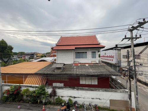 清迈Comfort Zone Hostel @ Tha Pae的一座建筑顶部有红色屋顶的房子