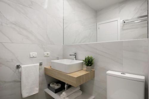 塔瓦伊瓦Beachfront Seaview Oasis的白色的浴室设有水槽和卫生间。