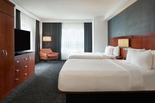 卡尔加里卡尔加里机场万怡酒店的酒店客房设有两张床和一台平面电视。