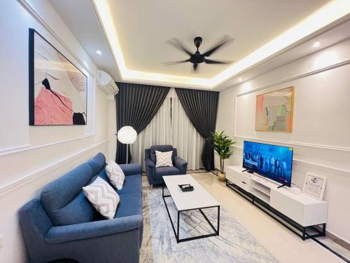 新山R&F PRINCESS COVE at ANJU的客厅配有蓝色的沙发和电视