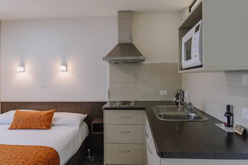 霍巴特429汽车旅馆的一间带床和水槽的小厨房