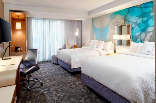 奥兰多万豪奥兰多诺娜湖万怡酒店的酒店客房配有两张床和一张书桌
