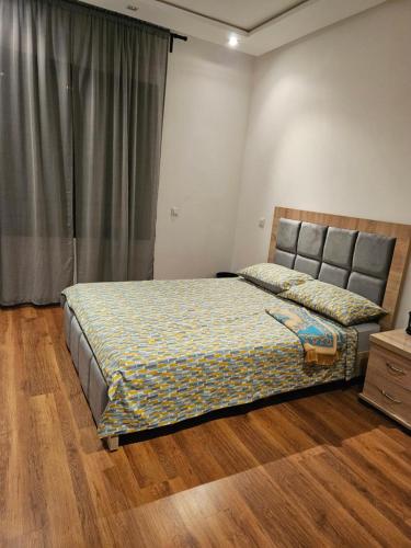 DerrouaLUXURY 3 bedroom apartment with pool, Nouaceur, Morocco的一间卧室配有一张床、一个梳妆台和一扇窗户。