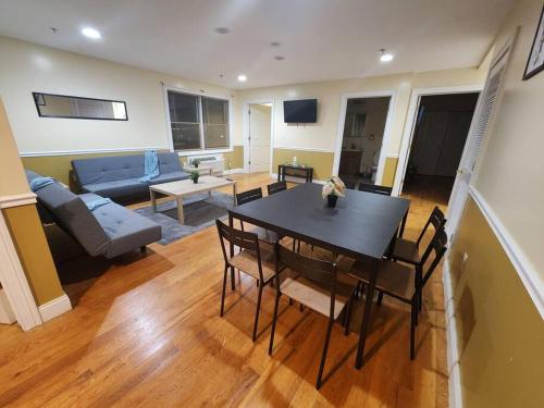 联城Classy 3 bed near NYC with view!的客厅配有桌子和沙发