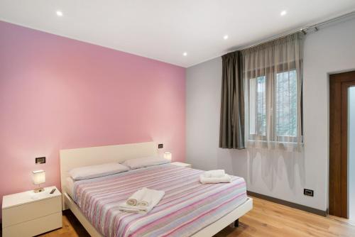 维拉诺瓦达尔本加Agriturismo il Borgo - Lavanda的一间卧室配有一张床和紫色的墙壁