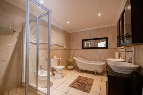 ClocolanZuikerkop Country Game Lodge的带浴缸、卫生间和盥洗盆的浴室