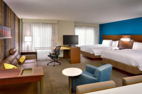 西乔丹Residence Inn by Marriott Salt Lake City-West Jordan的酒店客房配有两张床和一张书桌