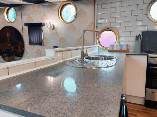 利物浦泰坦尼克号酒店的厨房配有水槽和台面