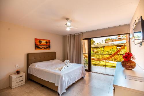 马拉戈日Chales Maragogi的一间卧室设有一张床和一个阳台