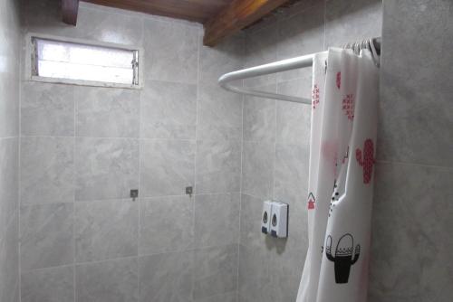 贝伦Casa 2 Dormitorios Céntrica的一间带白色淋浴帘的浴室