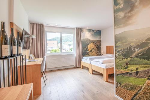 阿劳Landhotel Hirschen Swiss Quality的酒店客房,设有1间带山壁画的卧室