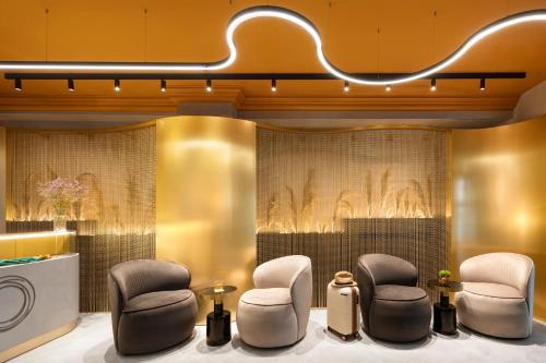索非亚Oborishte 63,The Art Boutique Hotel by Sandglass的一个带两把椅子的沙龙和候机室