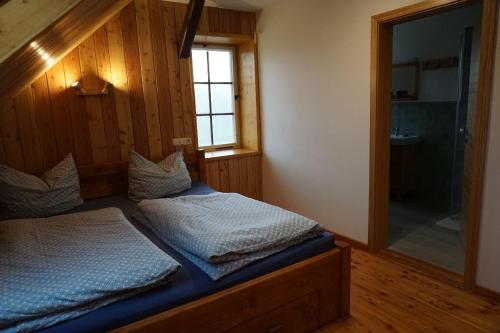 GrochwitzStöckigtsmühle的一间卧室设有一张床和一个玻璃淋浴间