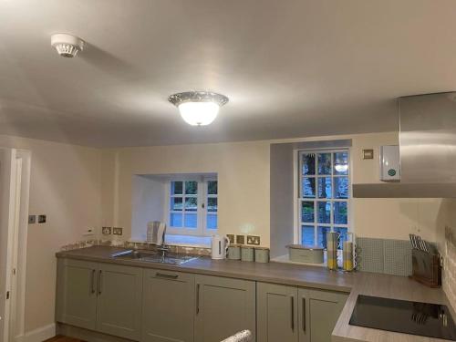 爱丁堡Castle Gogar Cottage的厨房配有水槽和台面