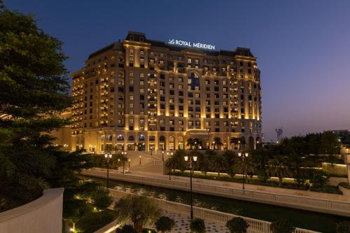 多哈Le Royal Méridien Doha的一座建筑物,上面有夜间标志