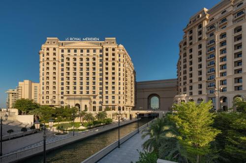 多哈Le Royal Méridien Doha的享有拥有两座高楼建筑的景色