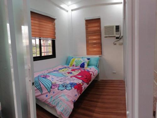 PilaCasa Honorio的一间小卧室,卧室内配有一张床铺