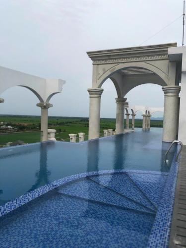 Thôn Dương PhẩmCăn hộ khách sạn Minh Linh Huế的享有别墅内游泳池的景致。