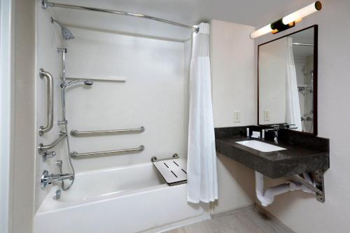 格林斯伯勒格林斯博罗机场费尔菲尔德客栈的带淋浴和盥洗盆的浴室
