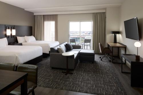 多瓦尔蒙特利尔机场万豪酒店的酒店客房,设有两张床和一张沙发