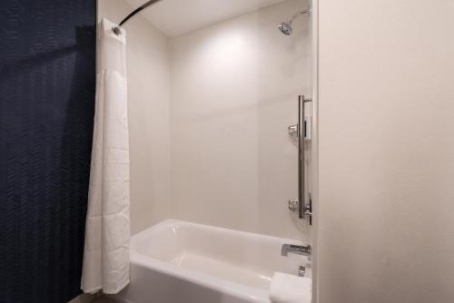 沃思堡Fairfield Inn & Suites by Marriott Fort Worth Southwest at Cityview的白色的浴室设有浴缸和淋浴。