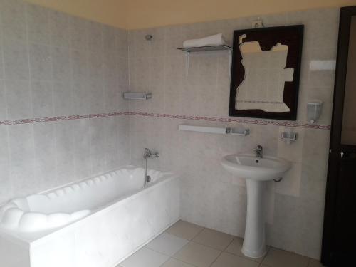 罗安达CHIP RESIDENCIAL的带浴缸和盥洗盆的浴室