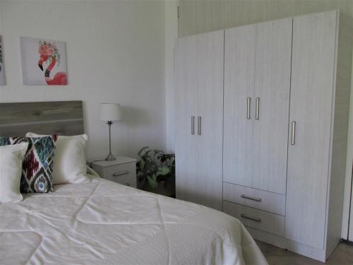 迈普Habitación doble, baño privado.的卧室配有白色的床和白色的大橱柜